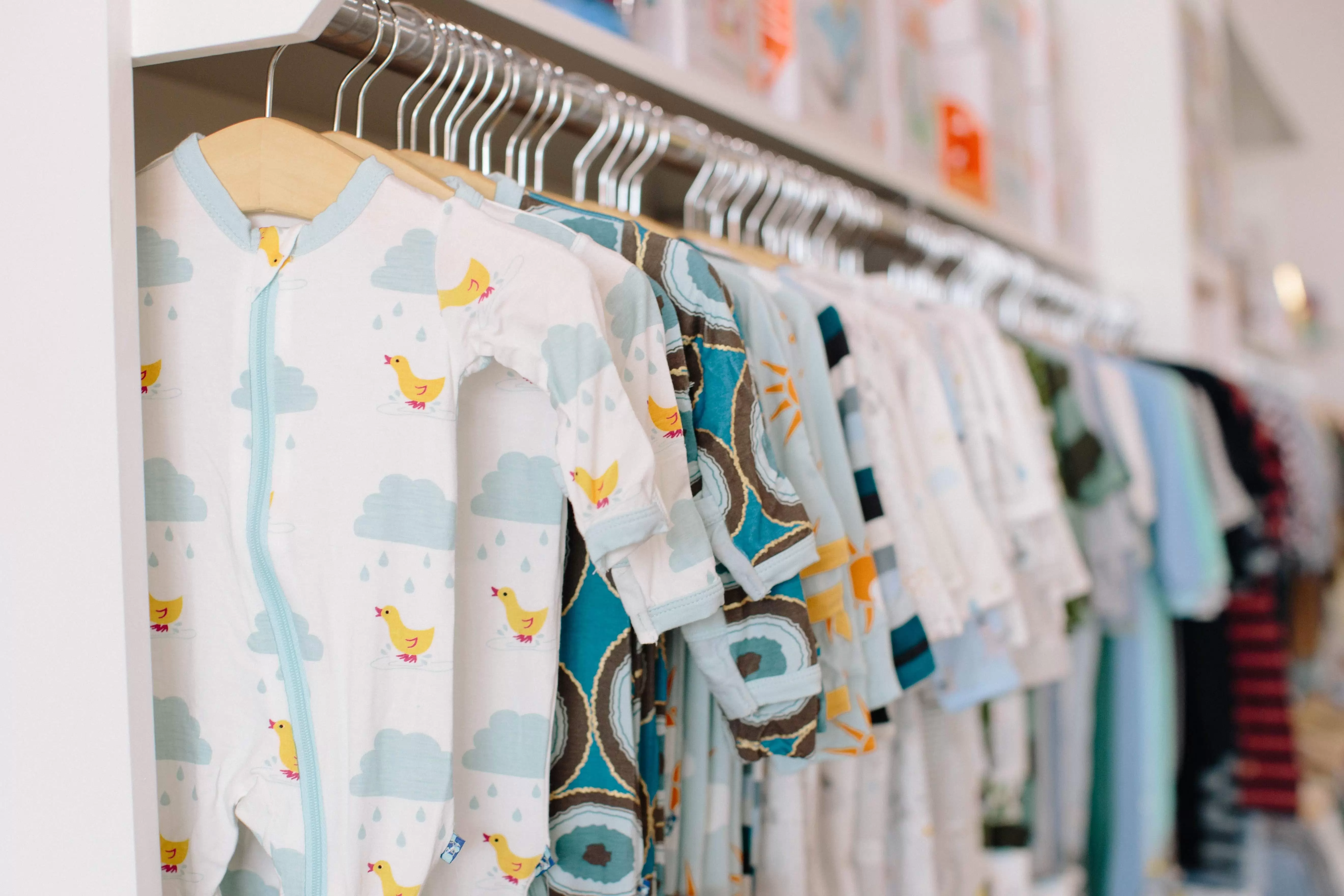 le marché des vêtements pour bébé