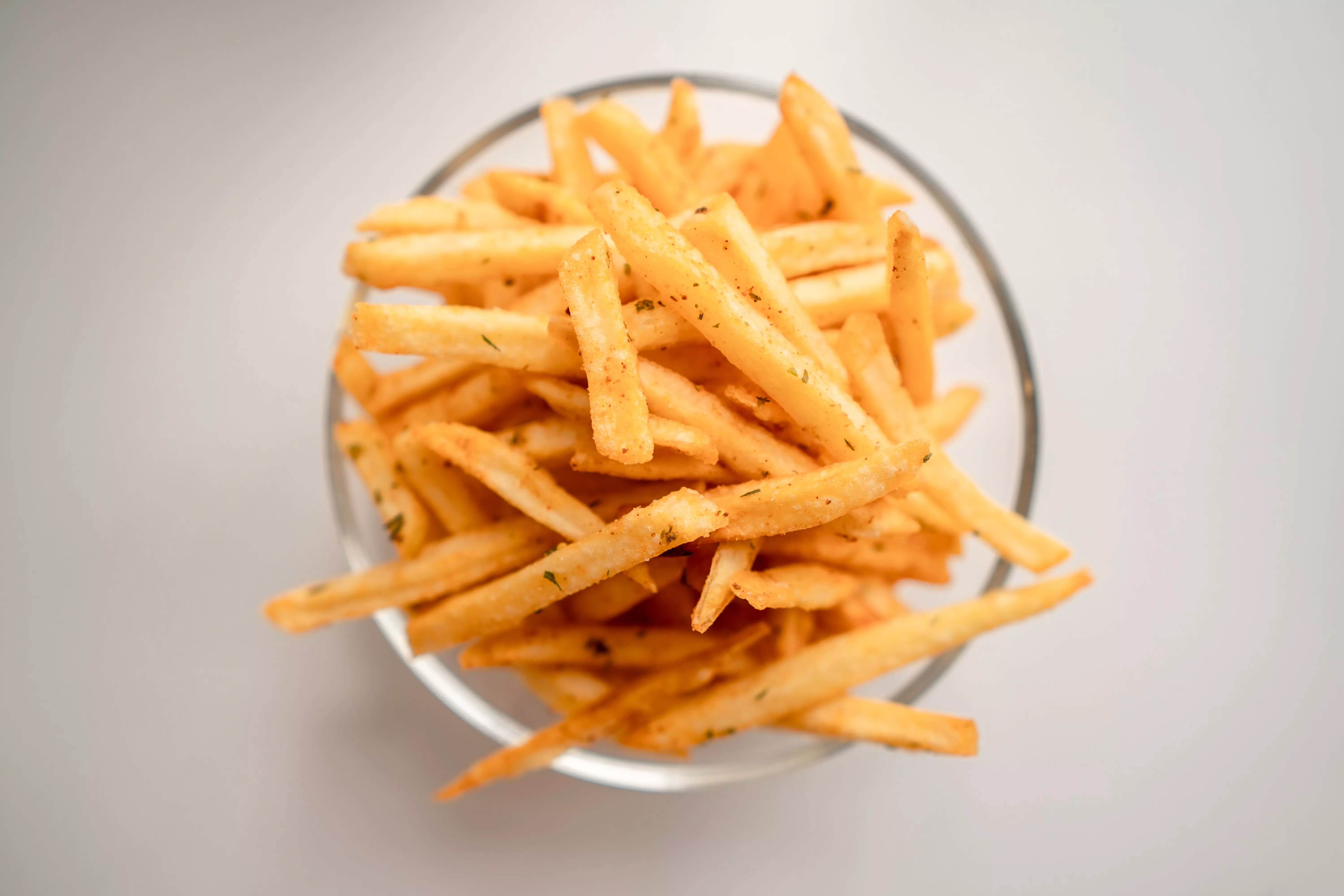 Comment découper des pommes de terre en frites ? - Les Commis