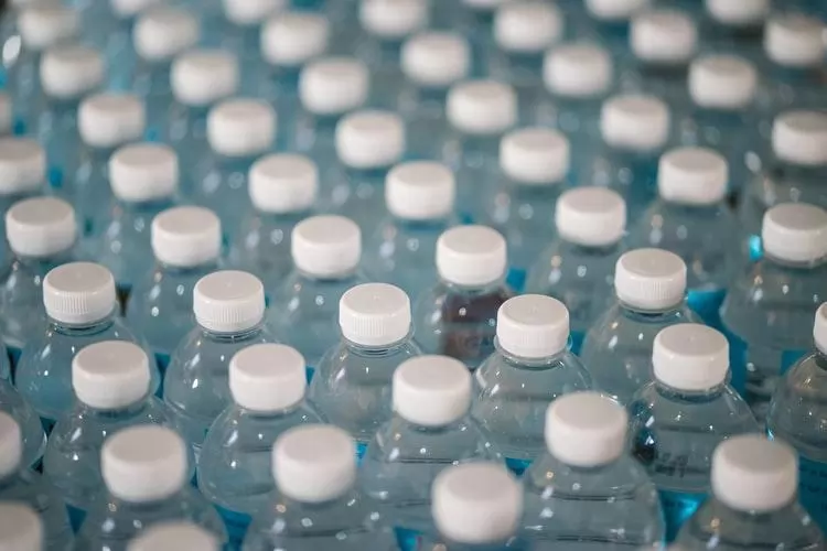 le marché de l'eau en bouteille